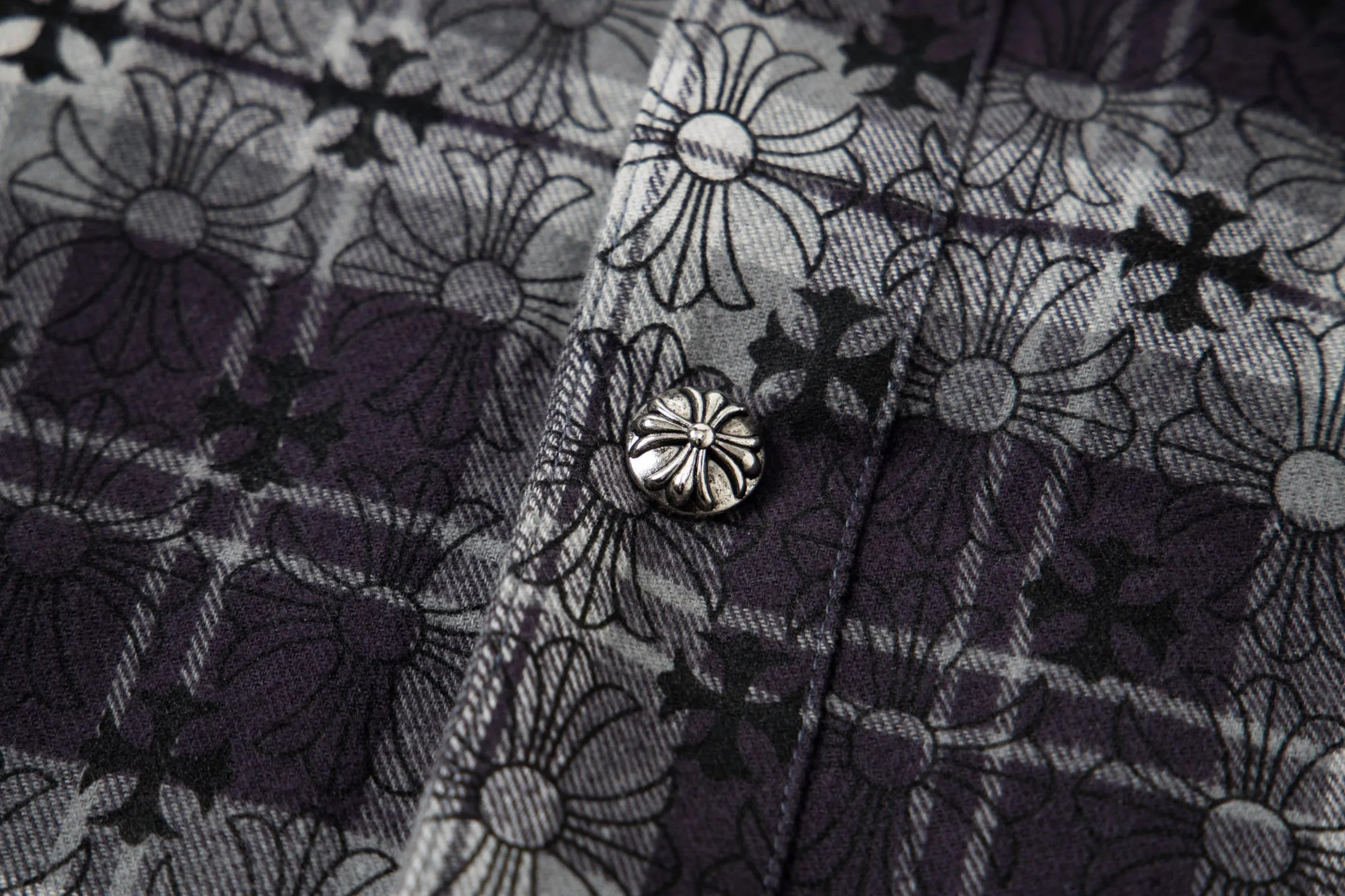🅿️260 New: Style number: B130 Chrome Hearts classic cashew flower cross all-over printed jacquard long-sleeved casual shirt 1️⃣Customized original jacquard fabric, high-quality pure cotton jacquard plaid fabric, soft and comfortable to the touch, a very high-quality fabric! 2️⃣The details of the workmanship are perfectly controlled. The lining is made of vest hemming, and the cuffs are made of double cross leather labels. It is different from the ordinary version. The collar is also designed with interlining, which shows high-end fashion and personality. The style is fashionable, simple and elegant, and it is a very versatile jacket! 4⃣️Complete accessories, all customized with original versions! Same style for men and women Color: cashew black Size: S, M, L, XL
